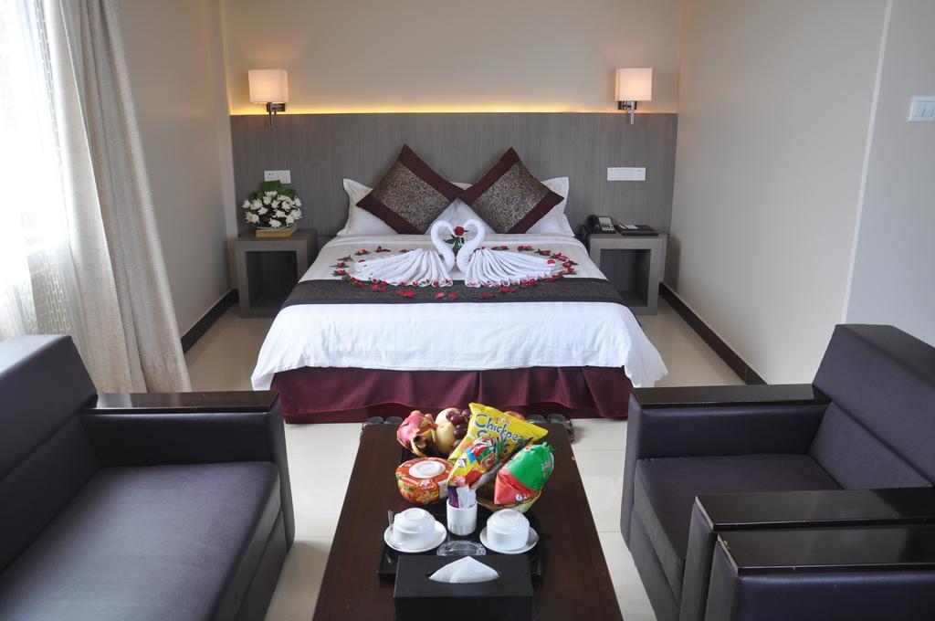 Golden Hill Hotel - Lashio Esterno foto